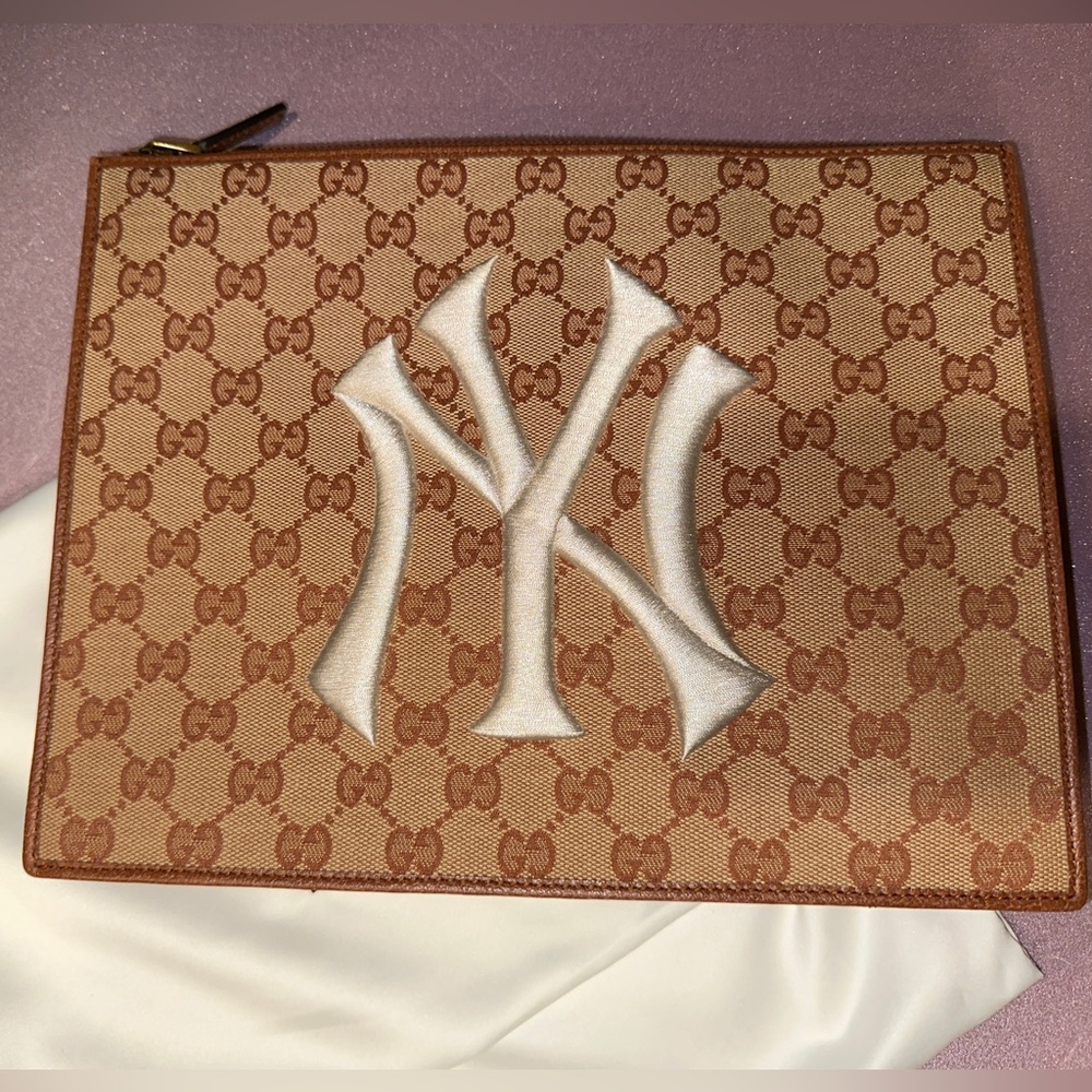 Authentic Gucci NY Yankees GG Supreme Wristlet Clutch Portfolio Pouch - Picture 2 of 9